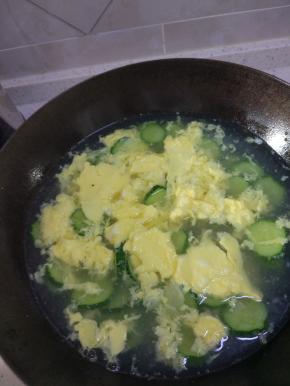 锅内水烧开之后加入面水大火再次烧开，开到最小火，倒入蛋液，一定开小火，倒入蛋液，不然鸡蛋不成快，很碎