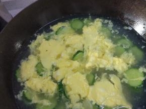 锅内水烧开之后加入面水大火再次烧开，开到最小火，倒入蛋液，一定开小火，倒入蛋液，不然鸡蛋不成快，很碎