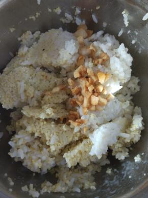 煸炒至腊肉（肥）变成金黄色之后，导入剩米饭中。用筷子搅拌米饭