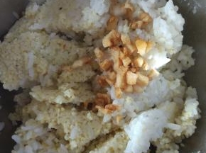 煸炒至腊肉（肥）变成金黄色之后，导入剩米饭中。用筷子搅拌米饭