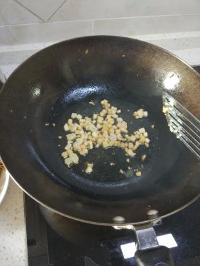 锅内放入少许油，加入腊肉（肥）煸炒出油