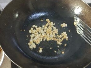 锅内放入少许油，加入腊肉（肥）煸炒出油
