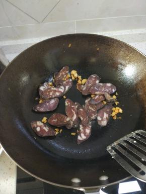 腊肠切片，放入刚才的油锅内翻炒