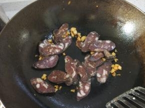 腊肠切片，放入刚才的油锅内翻炒