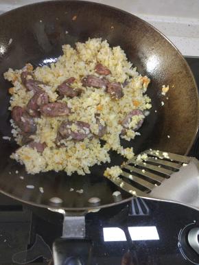 加入米饭，米饭炒干，粒粒分明