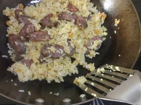 加入米饭，米饭炒干，粒粒分明