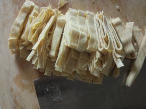 豆皮切丝细，备用