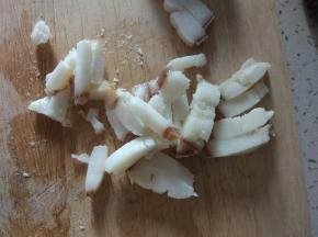 腊肉切片，肥瘦分开