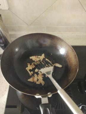 锅内放少许油，加入腊肉，肥，进行煸炒，带肥肉变成金黄色