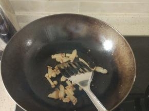锅内放少许油，加入腊肉，肥，进行煸炒，带肥肉变成金黄色