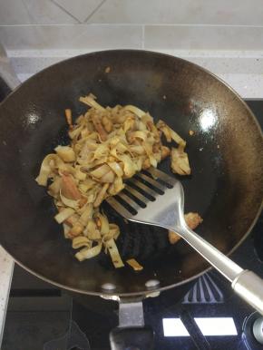 加入豆皮和瘦的腊肉，放入调味料