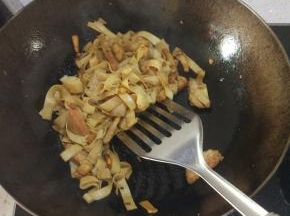 加入豆皮和瘦的腊肉，放入调味料