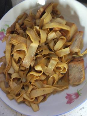 腊肉炒软，豆皮边金黄色之后即可