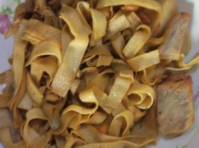 腊肉炒软，豆皮边金黄色之后即可