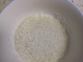 大米适量，淘洗干净
