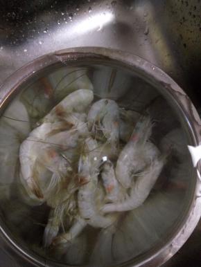 虾去虾线，去头和脚