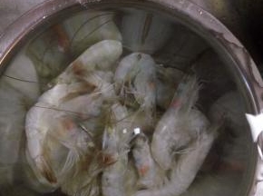 虾去虾线，去头和脚