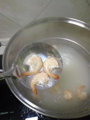 锅内放水，加入淘洗干净的大米，加入一点干荷叶，加入适量的盐，开锅之后放入大虾