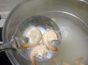 锅内放水，加入淘洗干净的大米，加入一点干荷叶，加入适量的盐，开锅之后放入大虾