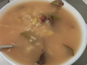 加入处理好的大虾，大米煮开花之后即可