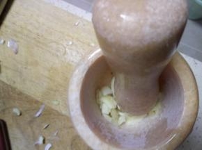 准备适量的蒜泥