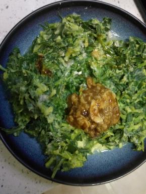 蒜泥倒入正好的面条菜搅拌均匀