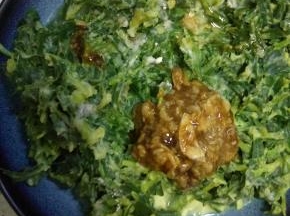 蒜泥倒入正好的面条菜搅拌均匀