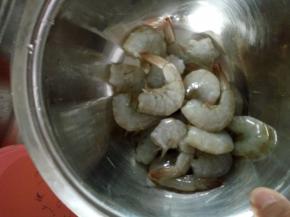 虾去虾线，头处理干净