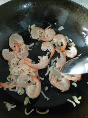 锅内放一点油，放入虾煸炒，加入适量的盐