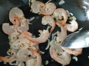 锅内放一点油，放入虾煸炒，加入适量的盐