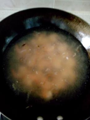 加水烧开，放入面条