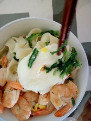 水开之后，打入一个鸡蛋。煮熟即可