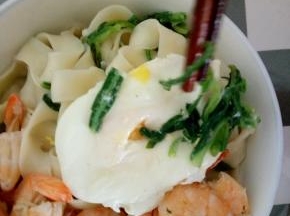 水开之后，打入一个鸡蛋。煮熟即可