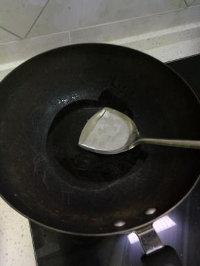 锅内放油，加入蒜，花椒爆香