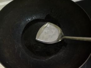 锅内放油，加入蒜，花椒爆香