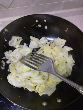 加入大头菜翻炒