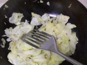 加入大头菜翻炒