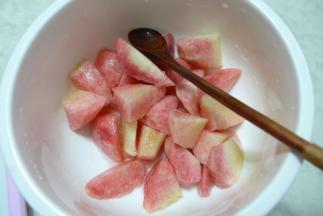 水蜜桃块加白砂糖腌制