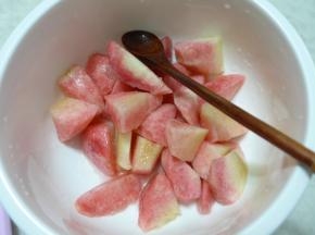 水蜜桃块加白砂糖腌制