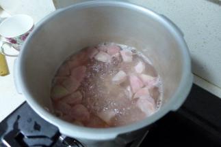 水蜜桃腌出水后，加入清水，柠檬汁，煮到桃子变软