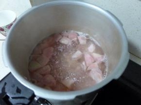 水蜜桃腌出水后，加入清水，柠檬汁，煮到桃子变软