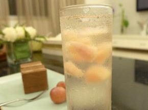 取适量蜜桃水，可以加入冰水、苏打水，加适量冰块~