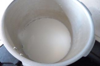 牛奶倒入锅中煮开