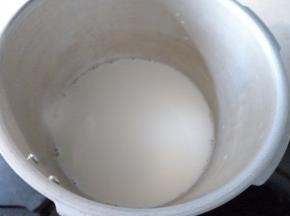 牛奶倒入锅中煮开