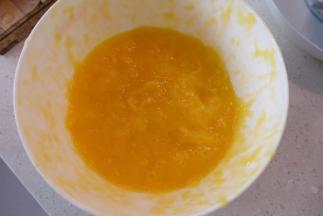 芒果果肉压用搅拌机弄成泥状，或用勺子压扁也可