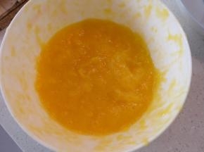 芒果果肉压用搅拌机弄成泥状，或用勺子压扁也可