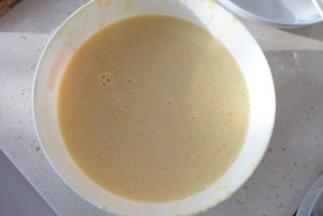 热好的牛奶，淡奶油（淡奶油可视情况多加些 会更绵密~）倒入芒果泥中，搅拌均匀