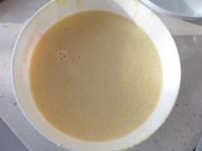 热好的牛奶，淡奶油（淡奶油可视情况多加些 会更绵密~）倒入芒果泥中，搅拌均匀