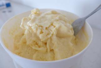 倒入冰淇淋机搅拌半个小时，之后可装入保鲜盒放于冷冻室