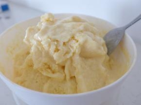 倒入冰淇淋机搅拌半个小时，之后可装入保鲜盒放于冷冻室